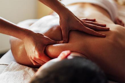Deep tissue shoulder massage in Canary Wharf 